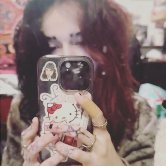 Meet your Posher, Emily - Picture 1 of 7